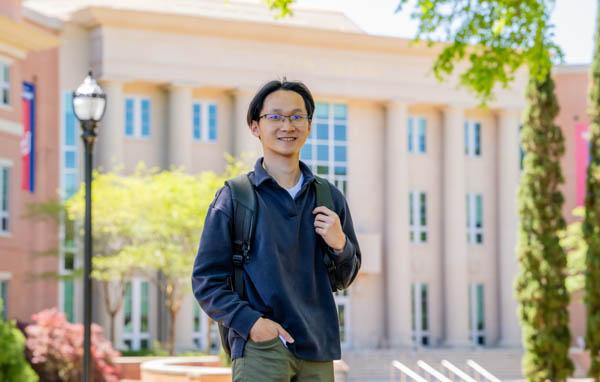 保罗阮, 澳门正规赌场网址工程和音乐专业的学生, 他本科期间在蛋白质生物物理学方面的研究获得了2024年戈德华特奖学金.
