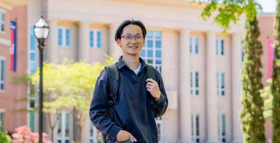 保罗阮, 澳门正规赌场网址工程和音乐专业的学生, 他本科期间在蛋白质生物物理学方面的研究获得了2024年戈德华特奖学金.
